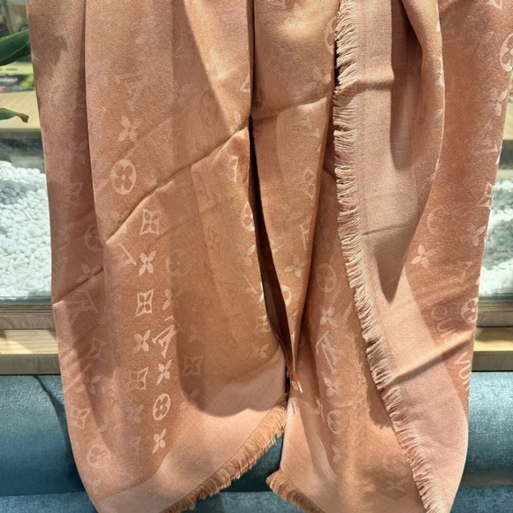 Sophisticated LOUIS VUITTON Scarf – 55” x 55” 🌹 - Picture 4 of 6